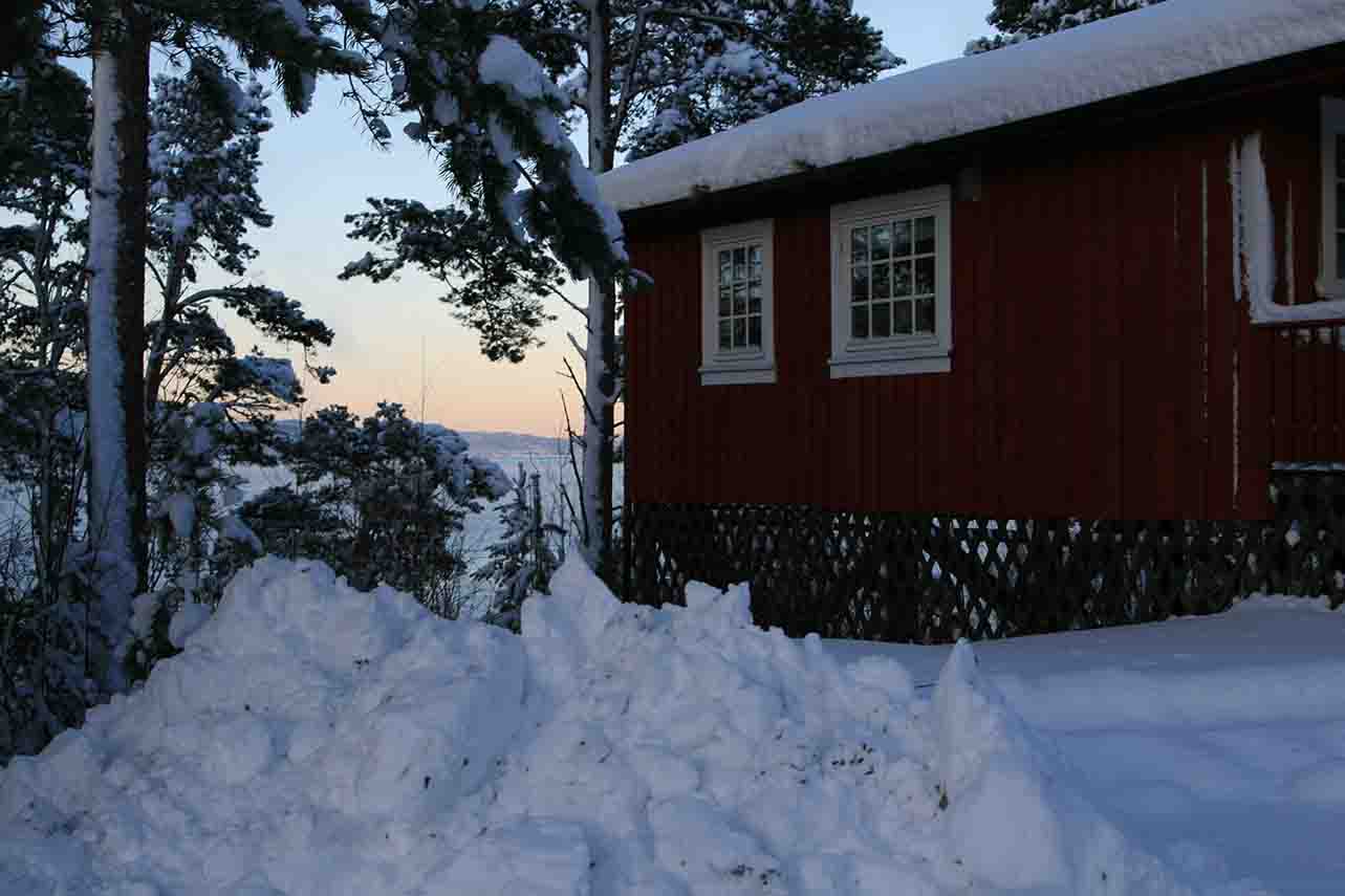 hytte i skogen vinterstid